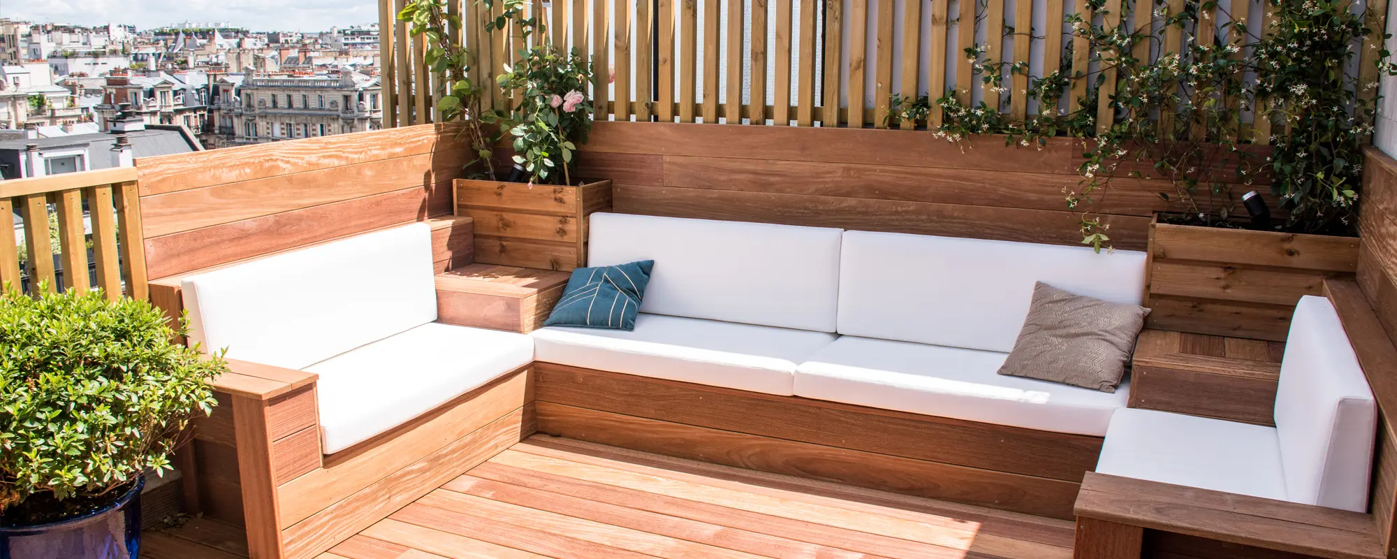 Terrasse Lounge sur les toits de Paris - Sol en bois exotique avec canapé extérieur sur mesure