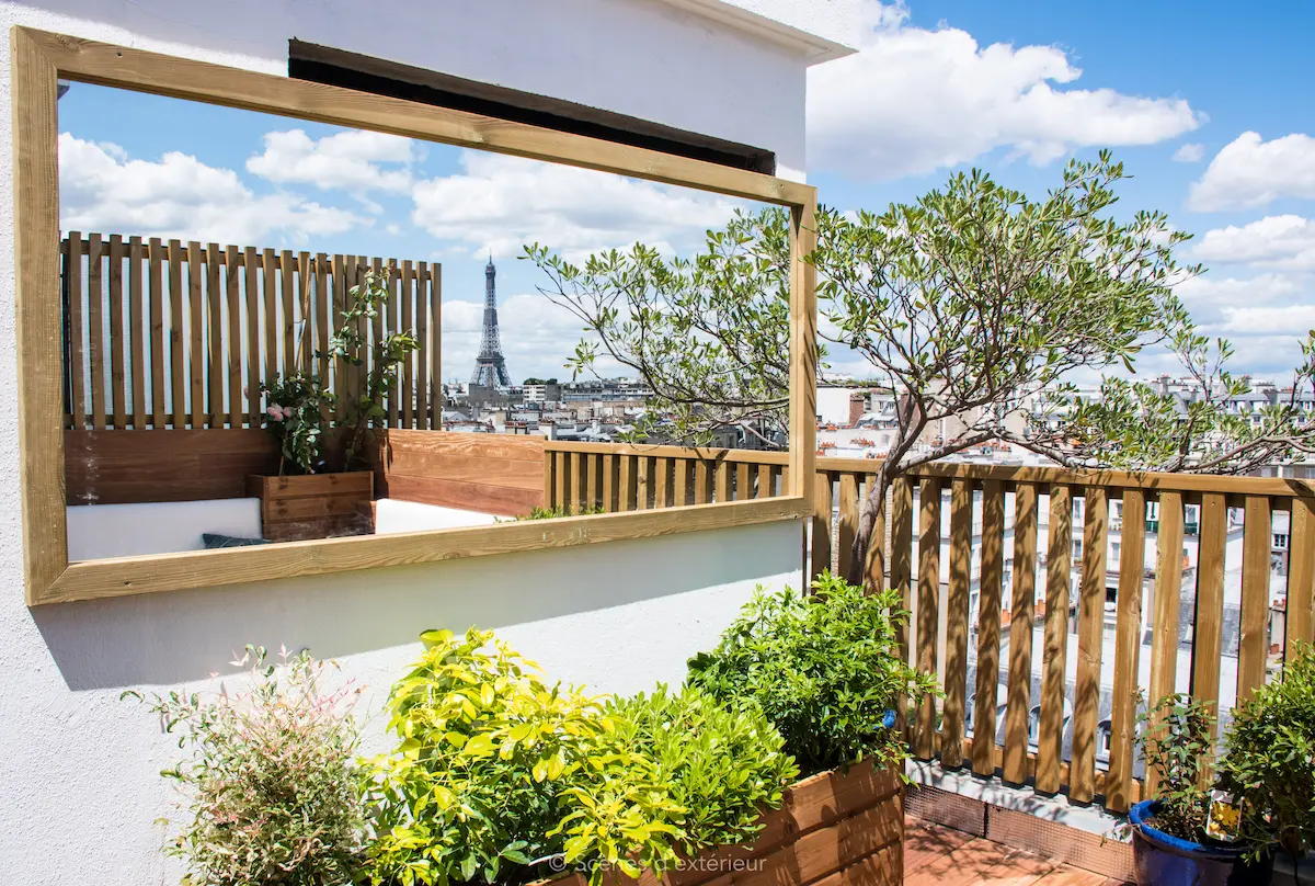 Terrasse en bois exotique à paris avec vu sur la Tour Eiffel