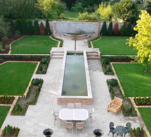 Jardin Franco-Andalou avec basin