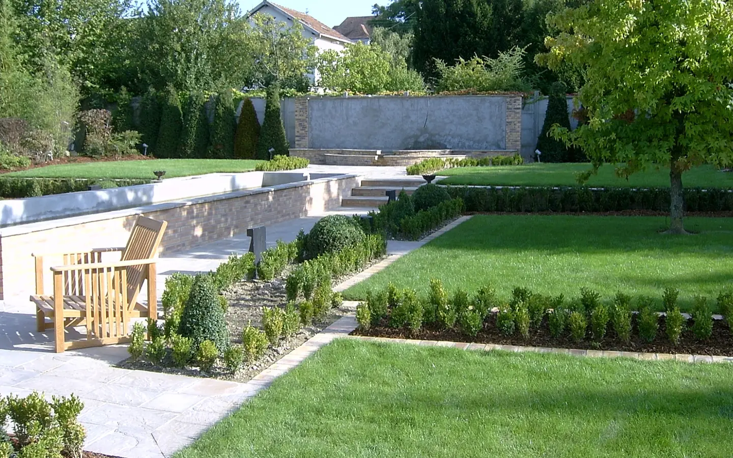 Création d’un jardin de 800m² s’inspirant de la structure des jardins de l’Alhambra et de la végétation des jardins à la française.