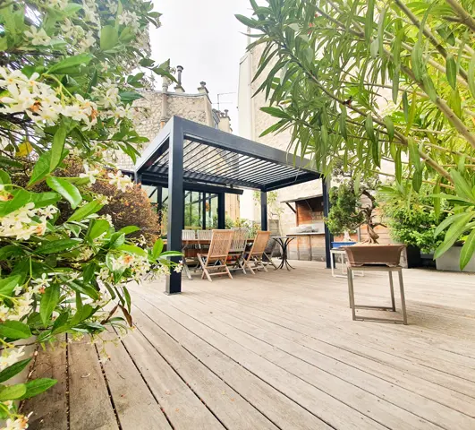 Terrasse à Paris dans le 11ème avec plancher en bois exotique, pergola bioclimatique et cuisine d'extérieur