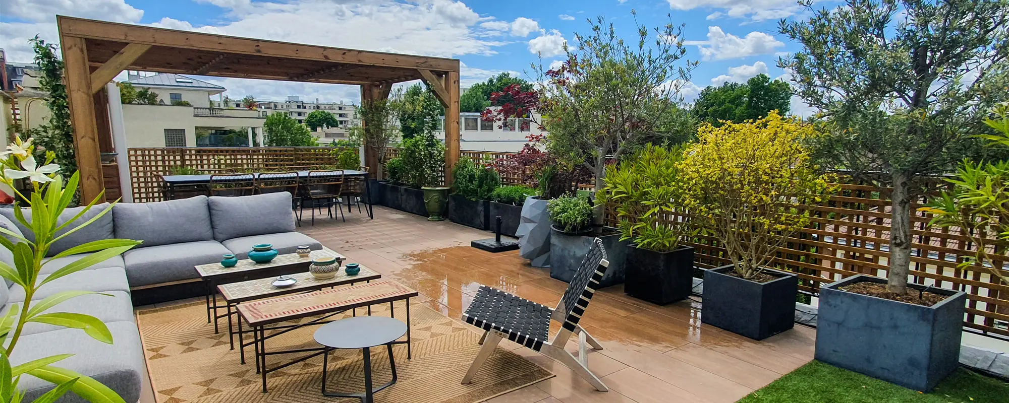 Toit Terrasse aménagé - Sol en dalles de grès cérame - Pergola en bois sur mesure