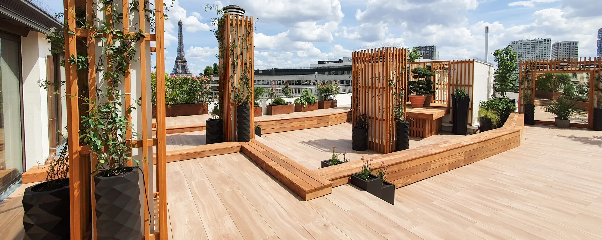 Terrasse exceptionnelle au dessus de la seine - Menuiserie Bois sur mesure - Plantes - Tour Eiffel - Dalles grès cérame