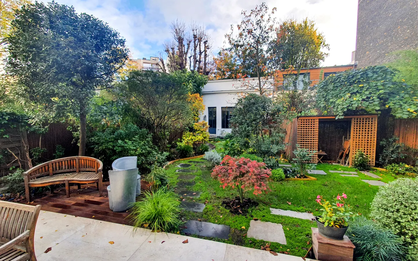 Reprise complète d’un jardin de ville avec travail des courbes pour un cheminement plus organique.