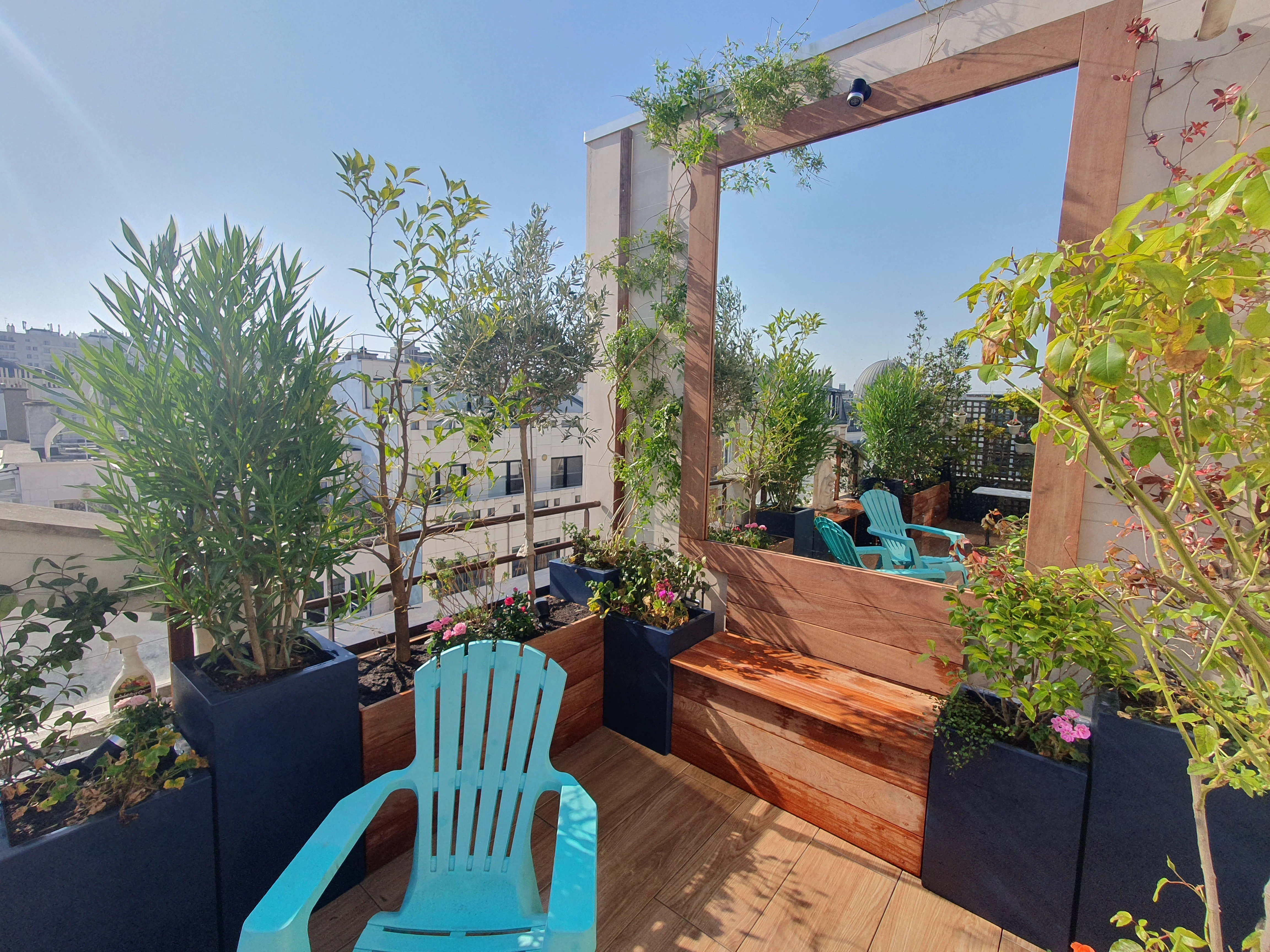 Conception et réalisation de deux terrasses d'agrément végétalisées. Changement des sols, agrandissement par ajout de miroir. Les parfums, les différentes floraisons ont été particulièrement soignés.