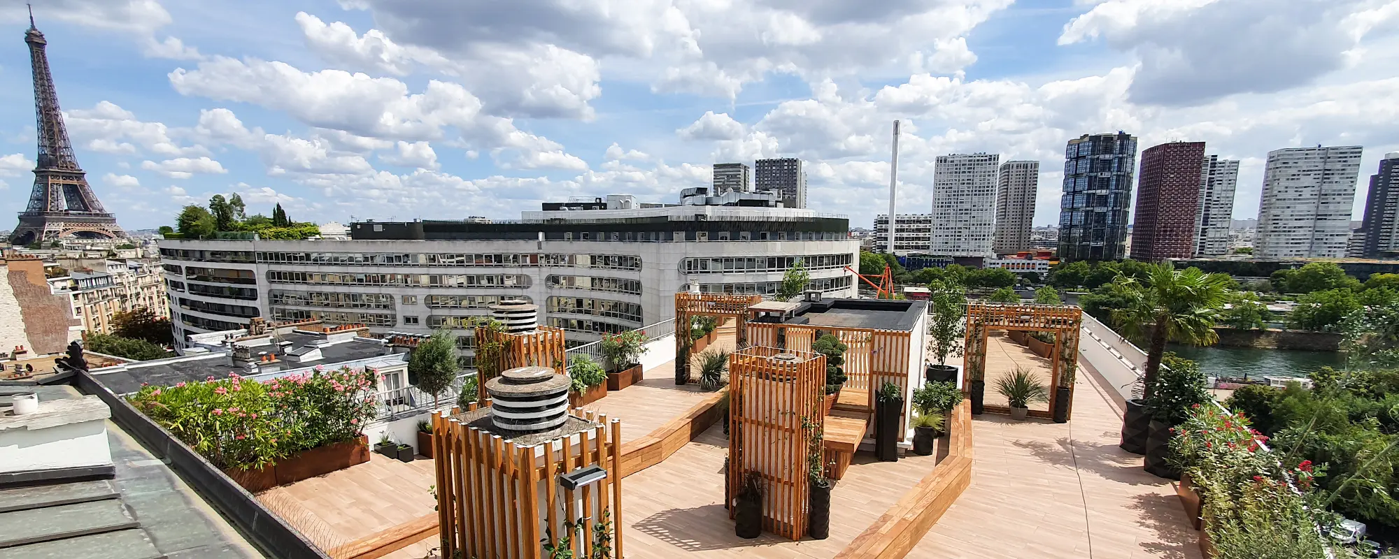 Terrasse exceptionnelle au dessus de la seine - Menuiserie Bois sur mesure - Plantes - Tour Eiffel - Dalles grès cérame