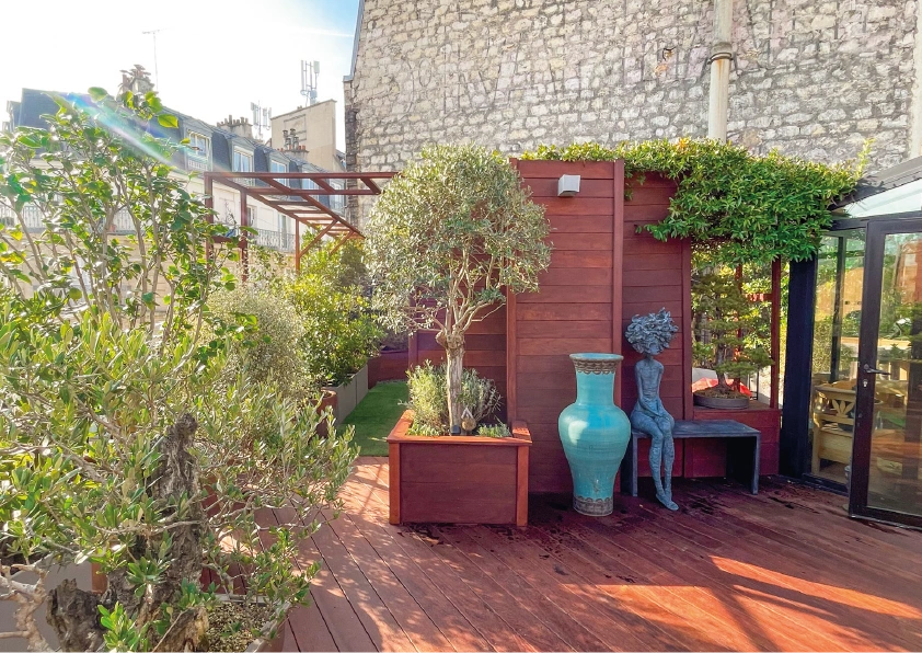 Terrasse de réception et de conception contemporaine à Saint Maur répondant aux besoins d'une famille nombreuse.