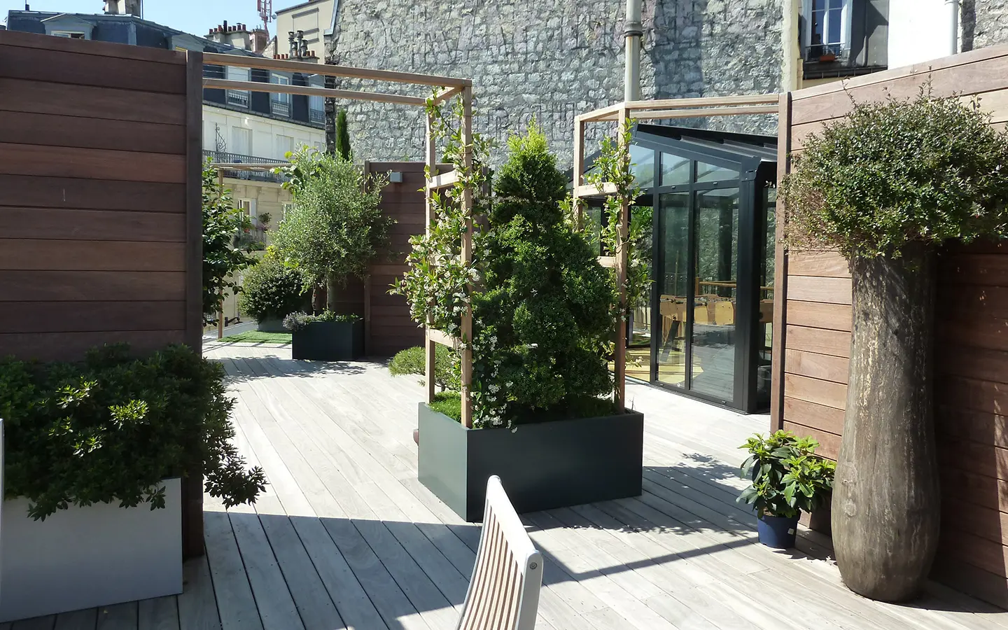 Terrasse de réception et de conception contemporaine à Saint Maur répondant aux besoins d’une famille nombreuse.