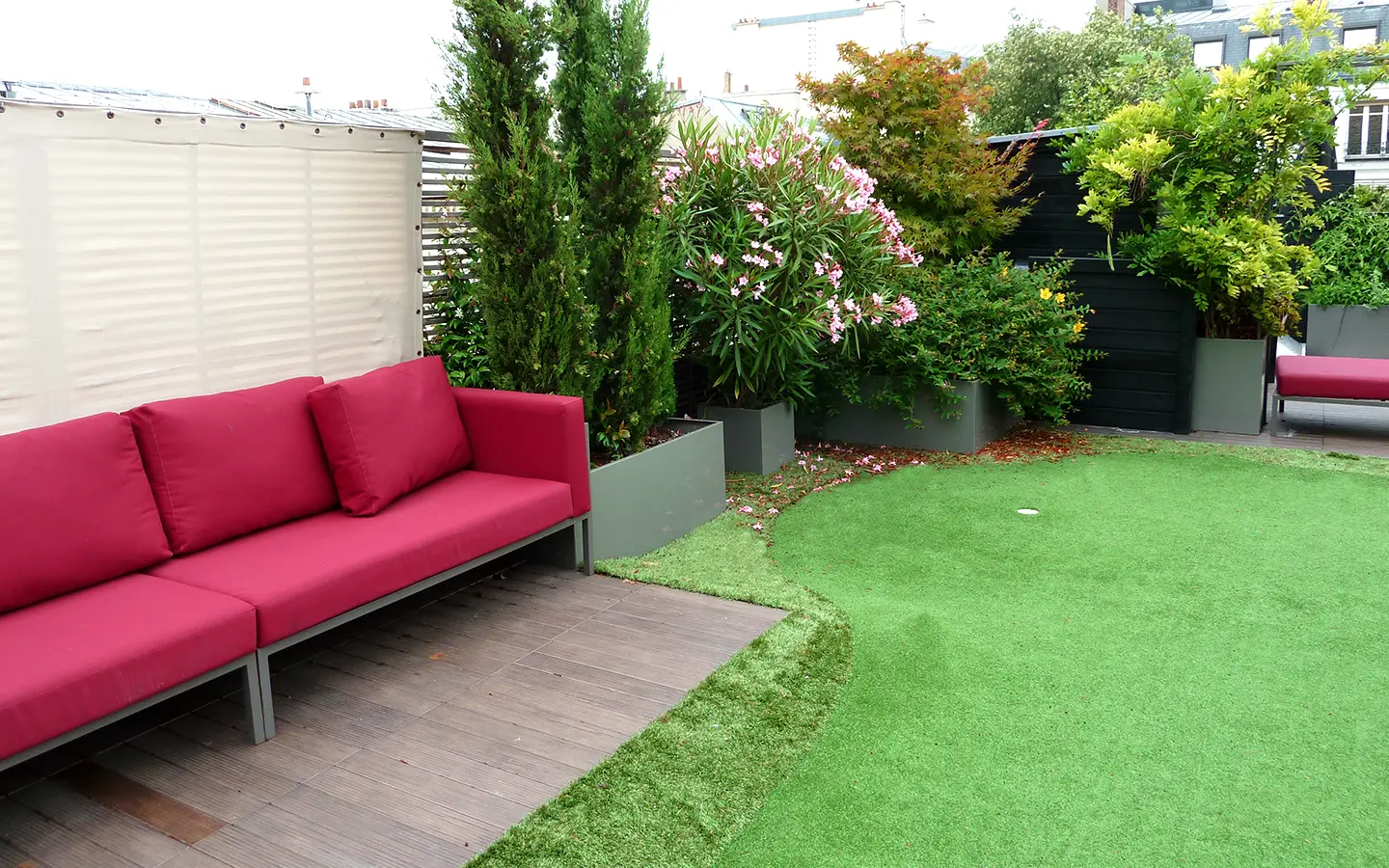 Cette terrasse sur le toit d’un immeuble du 17ème arrondissement est originale puisqu’elle dispose à présent d’un green putting de golf entouré d’une végétation arbustive et de coins repas et détente.