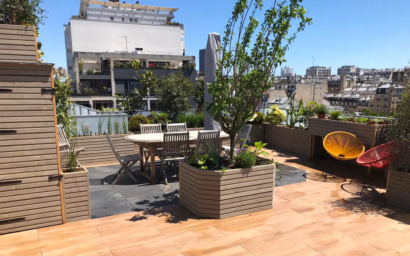 Pour concevoir et réaliser cette très belle terrasse dans le 15ème arrondissement de Paris nous sommes partis d’une feuille blanche. Les demandes étaient la mise en œuvre d’un maximum de matériaux naturels et l’alliage de jardin d’agrément, de cultures potagères et aromatiques.