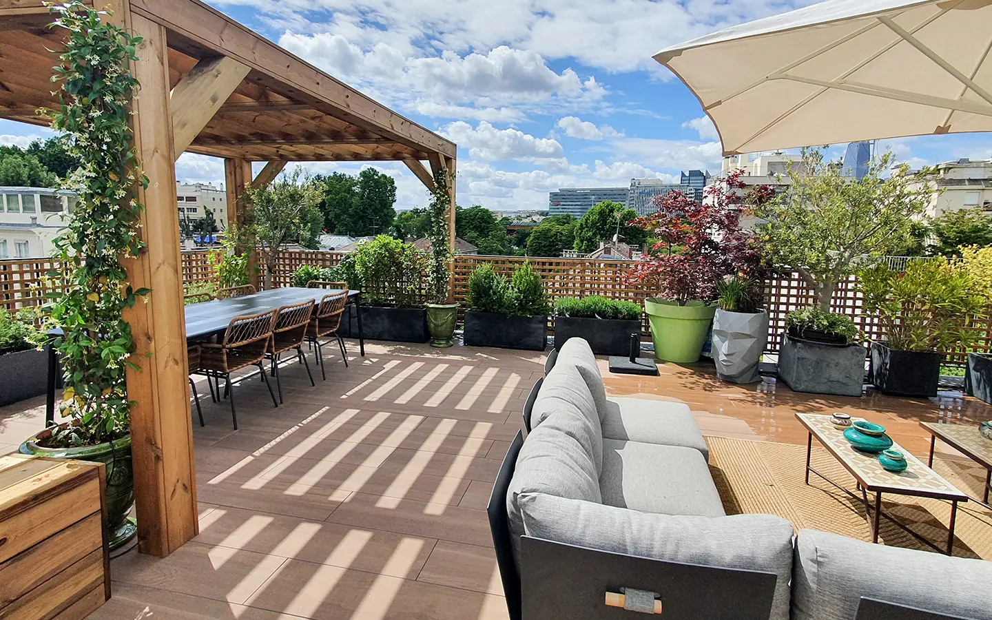 Cette grande terrasse familiale est un espace de fêtes et de réception et devait répondre au cahier des charges suivant : cuisiner, déjeuner et diner très nombreux et à l’abri prendre des bains de soleil, ranger un maximum d’objets.