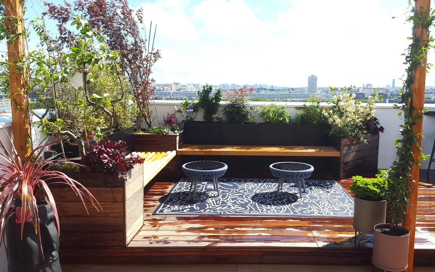 Dernier étage de la tour imaginée par Rolland Castro à Aubervilliers, cette terrasse est très ventée et nécessitait un aménagement particulièrement étudié afin de tirer parti de toute sa surface.