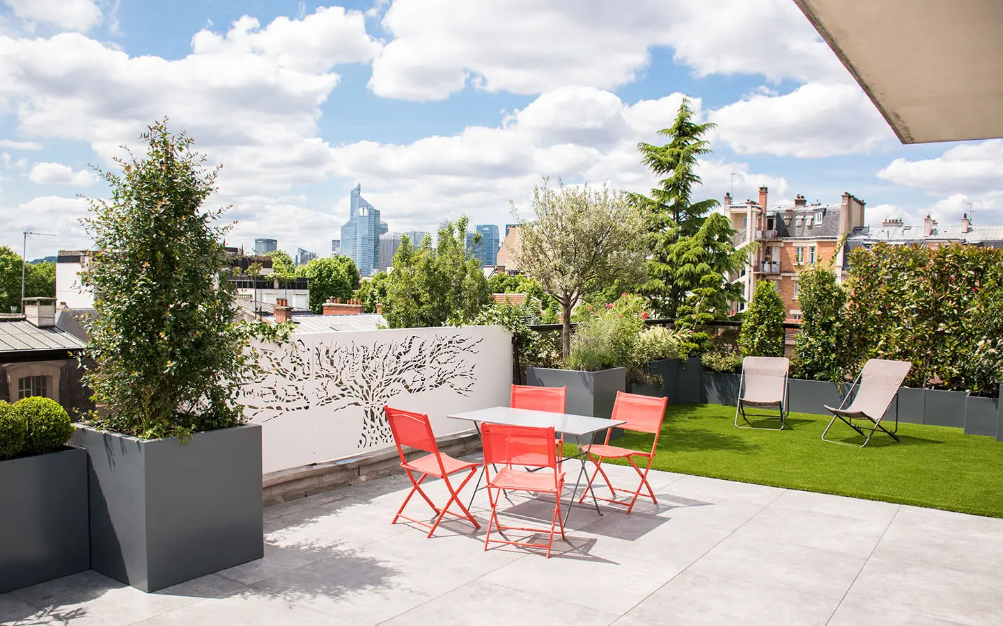 L’objectif d’embellissement de cette terrasse de plein pied à Neuilly sur Seine était de créer deux espaces complémentaires de repos et de déjeuner ou diner.