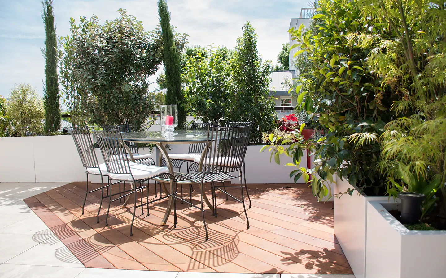 Cette terrasse forme un « U » autour de l’appartement. les deux tiers de l’espace sont paysagés et le dernier tiers a pour vocation de prendre des repas à l’abris des regards extérieurs.